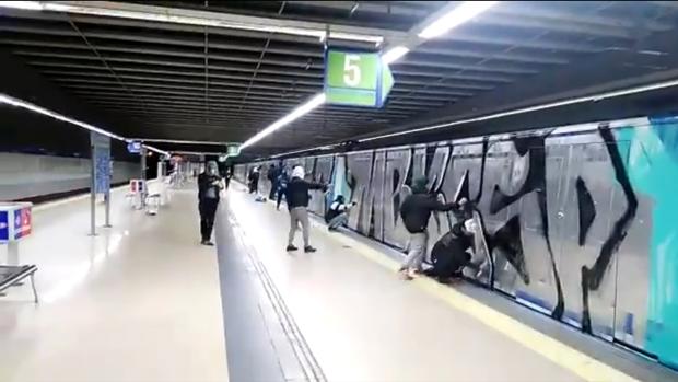 Bandas de grafiteros asaltan el Metro de Madrid por cuarta noche consecutiva