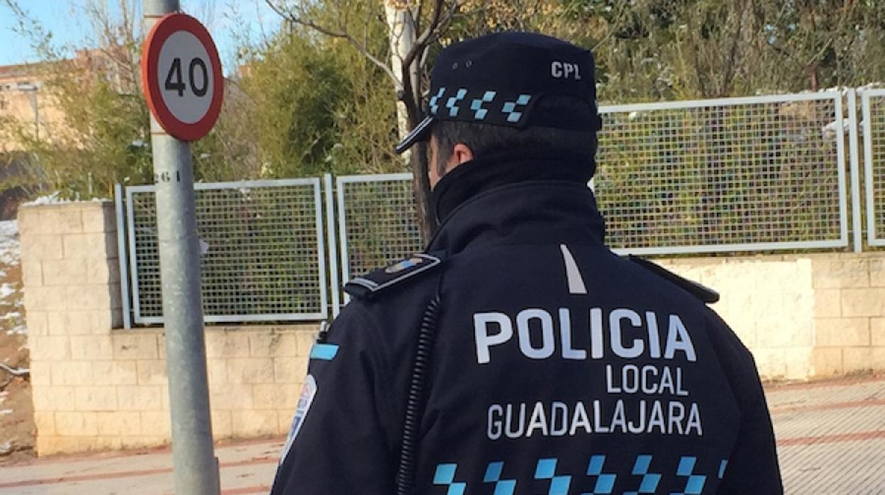 Dos agentes de la Policía de Guadalajara fueron agredidos por un hombre que discutía con su pareja