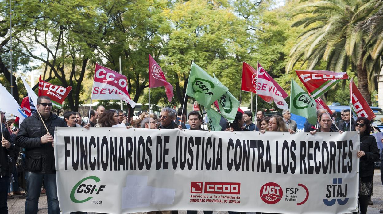 Todas las asociaciones de jueces y fiscales se levantan contra Delgado por la falta de medios