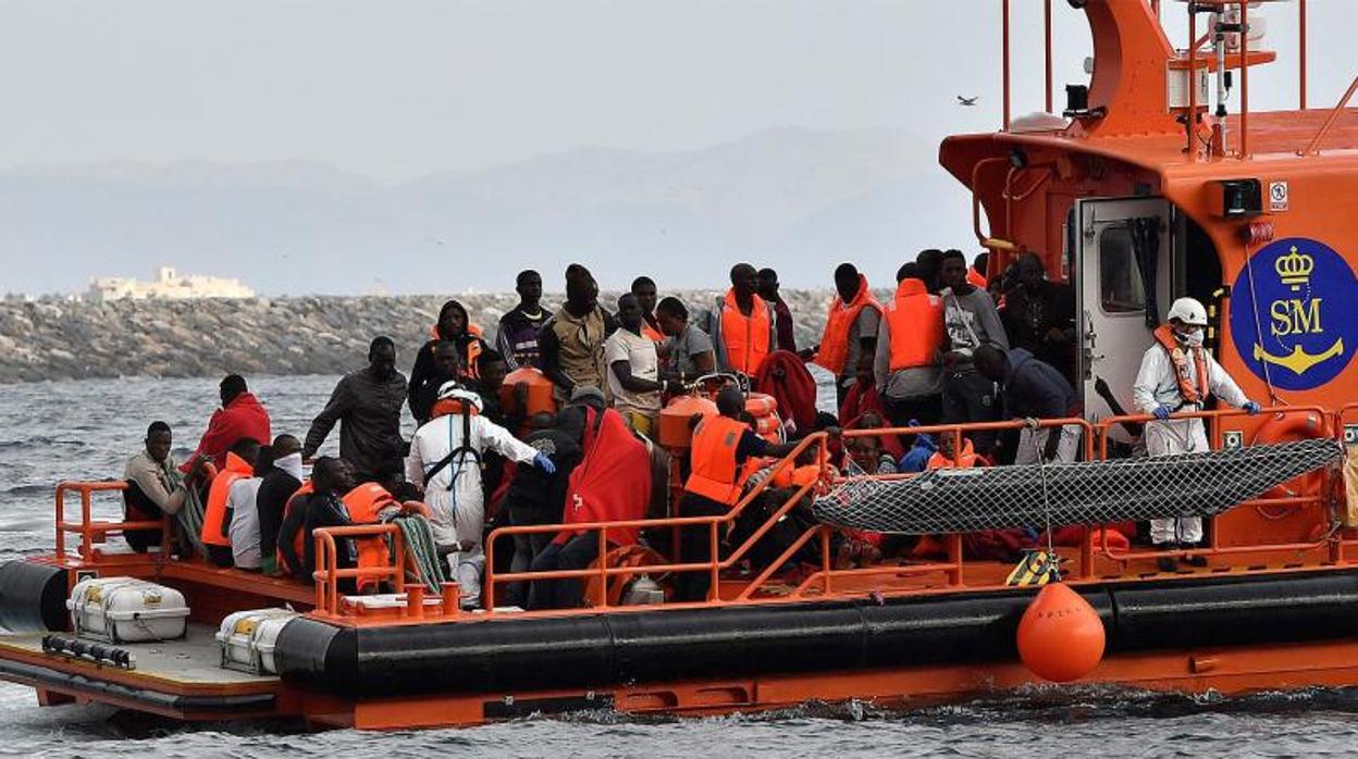 Un grupo de inmigrantes rescatados este mes en las costas de Almería