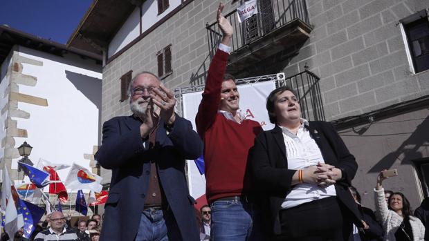 Banderas de España contra los insultos de cientos de radicales