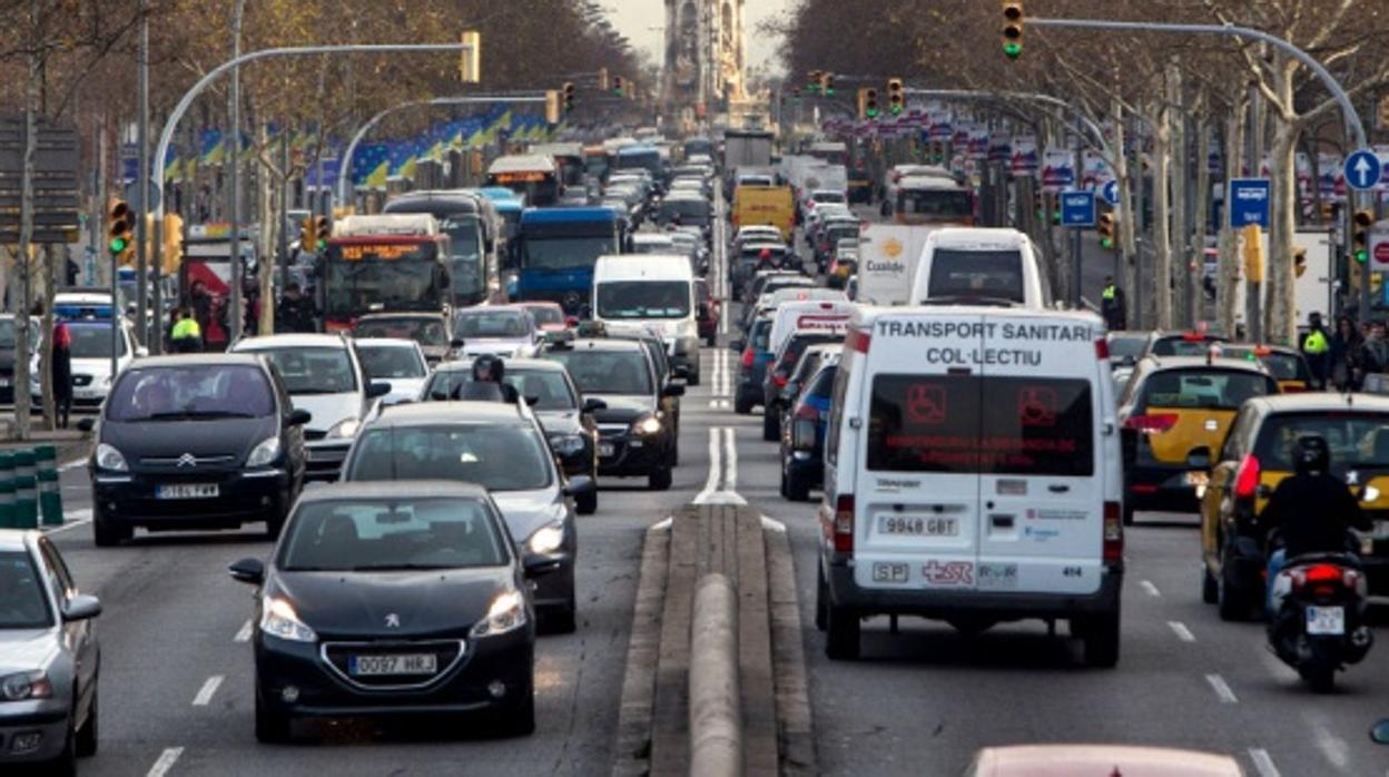 Los atascos son habituales en las horas punta en el centro y los accesos a Barcelona