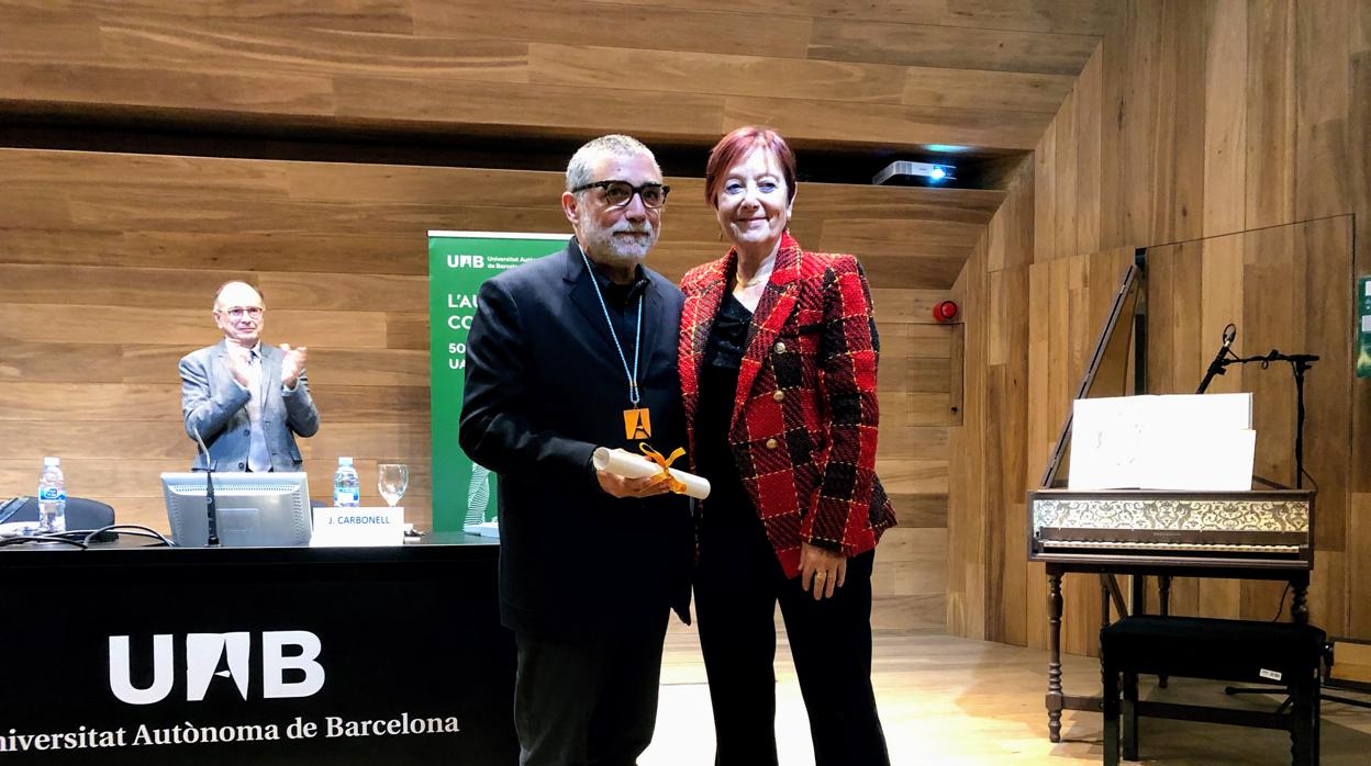 Jaume Plensa junto a la rectora de la UAB, Margarita Arboix,
