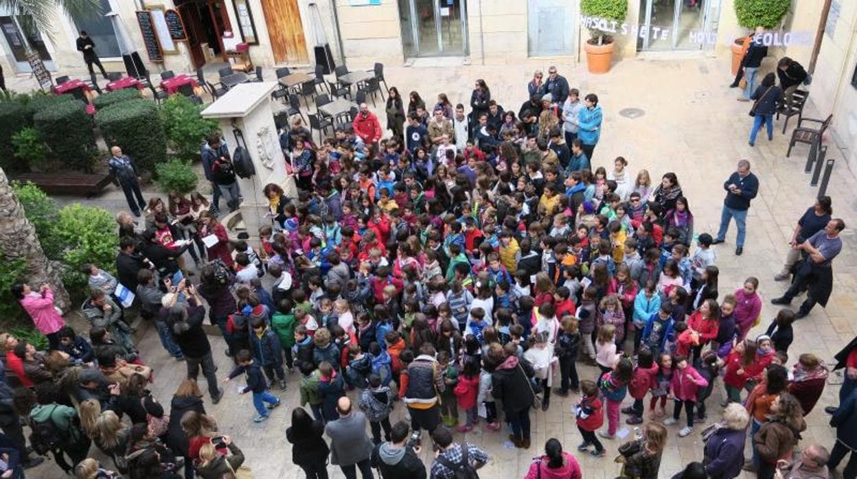 Escolares en un centro educativo de Alicante, durante una protesta contra la violencia
