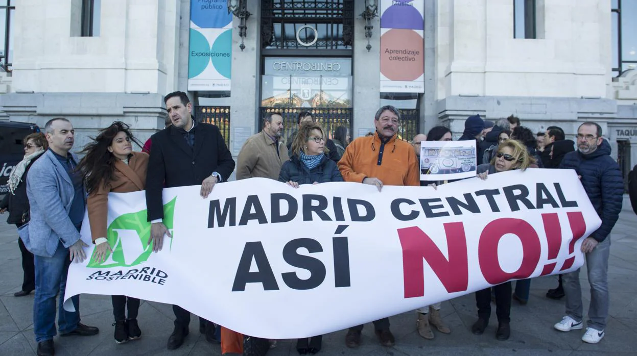 Colectivos contra Madrid Central se manifiestan frente al Ayuntamiento