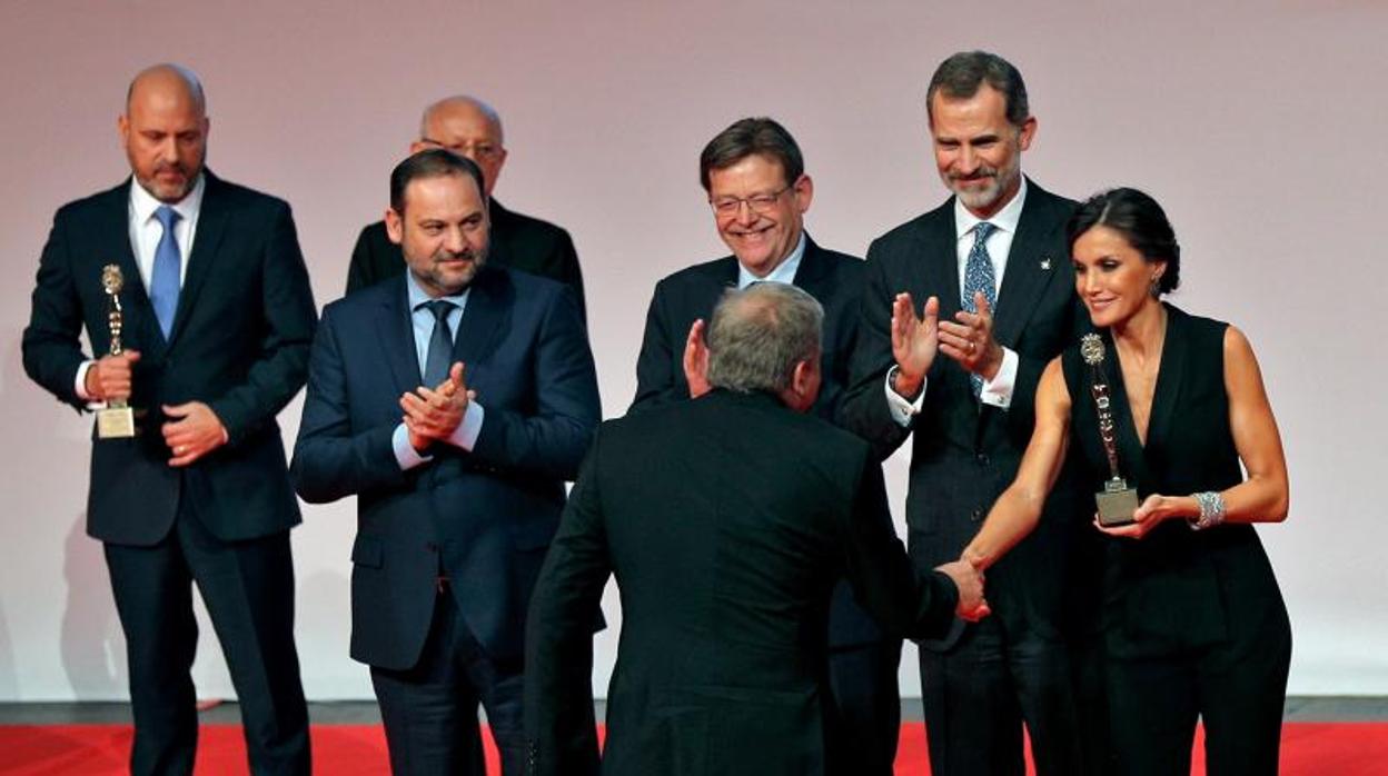 Los Reyes entregan uno de los premios a Ricard Císcar, junto a Puig, Ábalos y otros dos galardonados