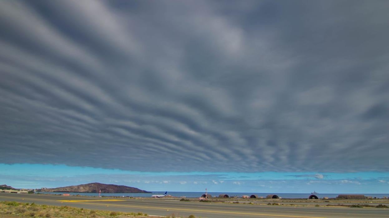 Manto de nubes onduladas en el Aeropuerto de Gran Canaria