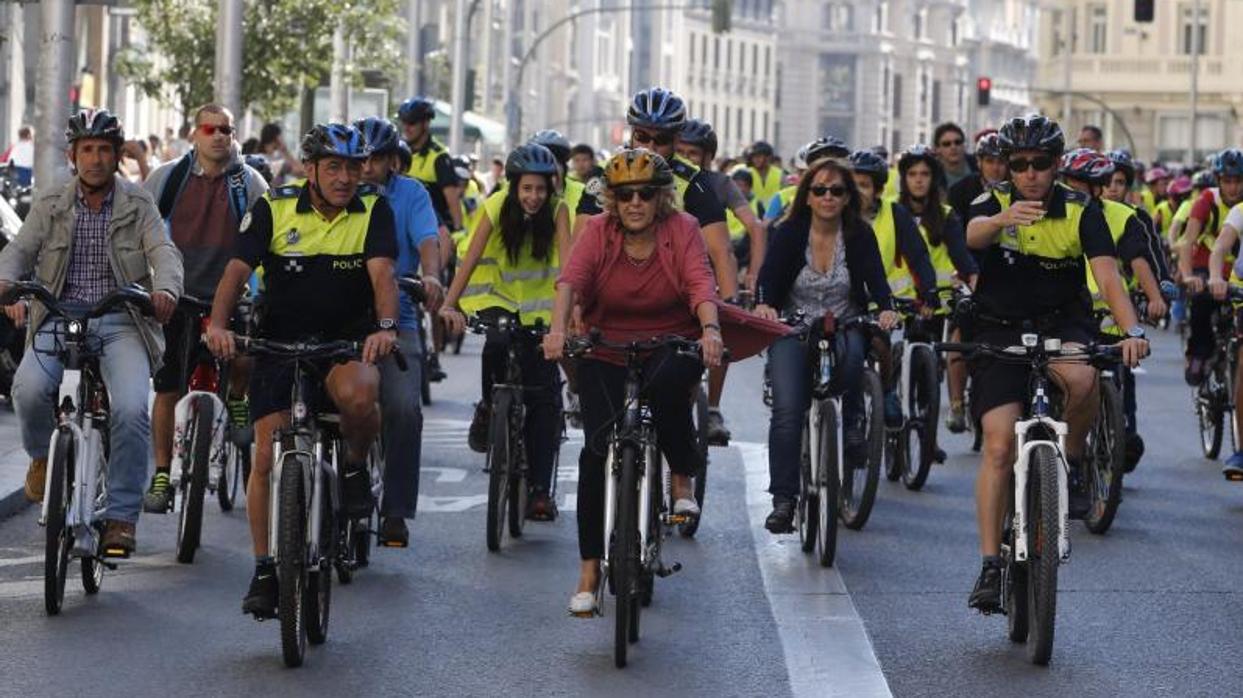 Carmena, en el centro de la imagen, el 22 de septiembre de 2015, en la Gran Vía