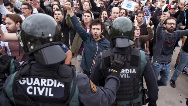 La Audiencia de Barcelona sugiere que los policías debían haber dejado votar el 1-O para evitar las cargas