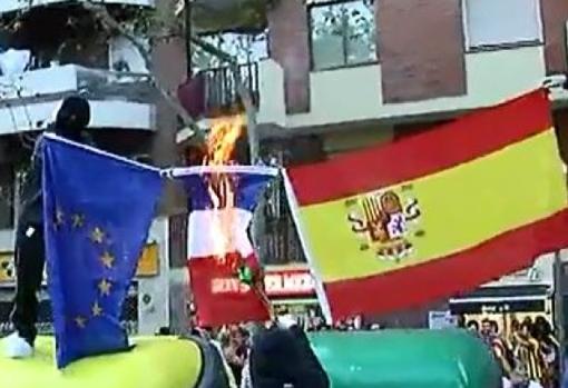 Activistas de la CUP queman una banedera de la UE, una francesa y una española