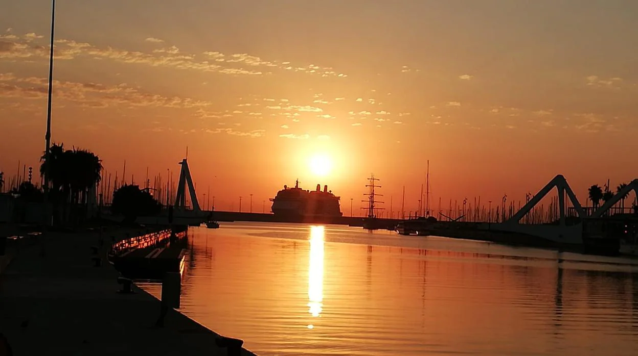 Imagen de un amanecer tomada en la Marina de Valencia