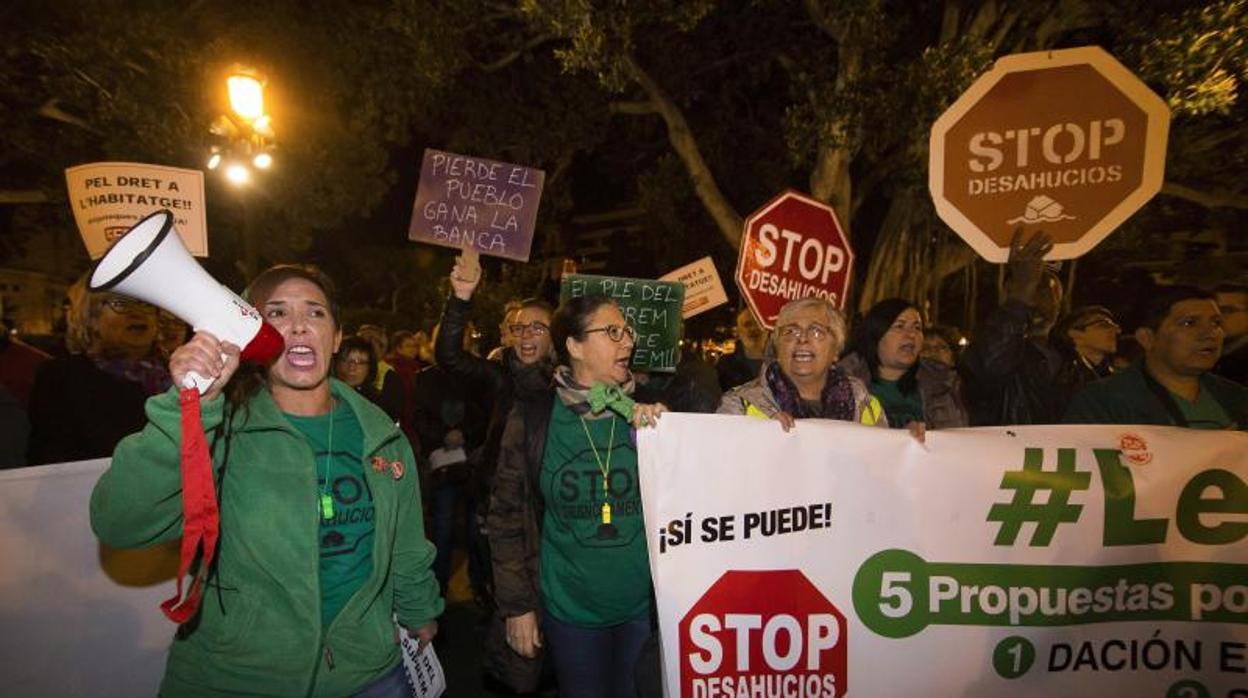 Cacerolada de un centenar de personas en Valencia en protesta por la decisión del Supremo con las hipotecas