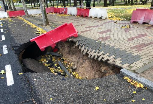 Imagen del agujero en el que se quedó atrapado el vehículo