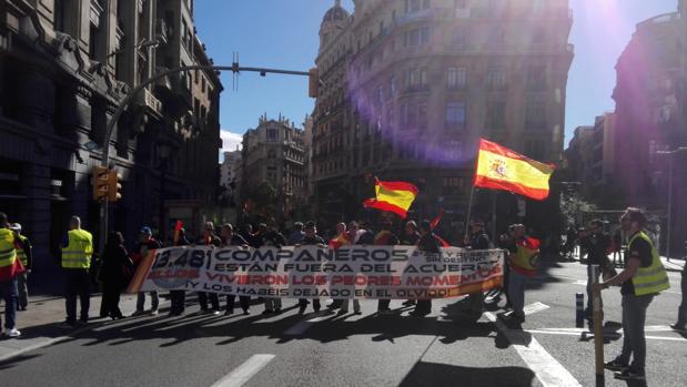 Manifestantes de los CDR increpan a los Mossos por identificar a los concentrados contra Jusapol