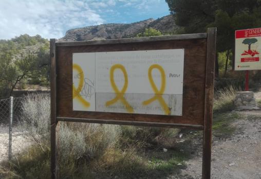 Más símbolos independentistas en los carteles del paraje natural protegido