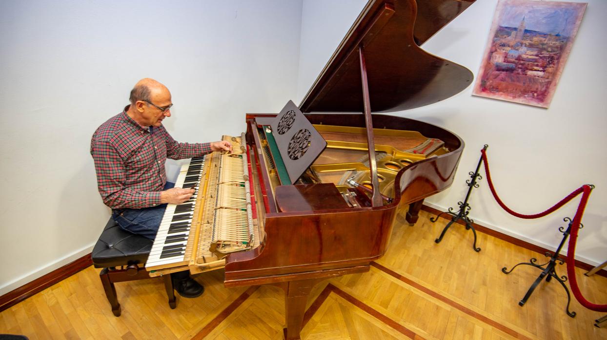 Leonardo Pizzolante afina el piano centenario de la Biblioteca Casatilla-La Mancha