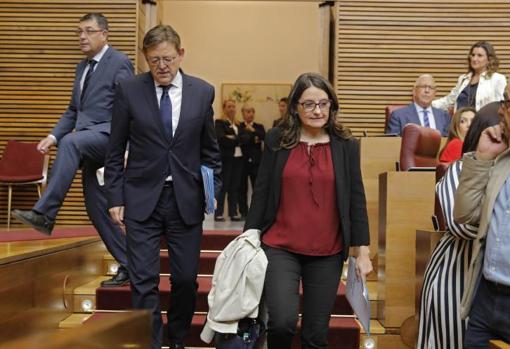 Ximo Puig y Mónica Oltra, en las Cortes Valencianas antes de una sesión de control