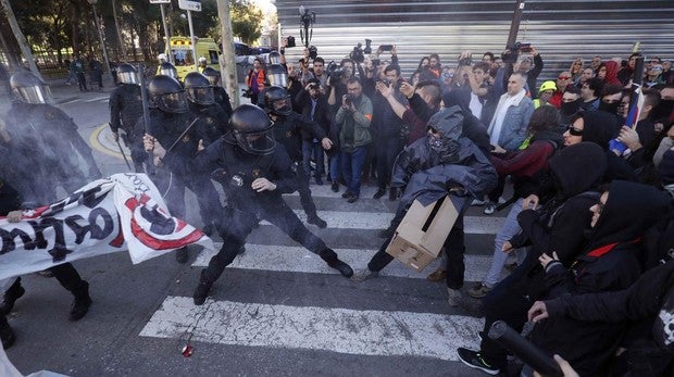 Los Mossos vuelven a cargar contra los CDR que intentaban boicotear la marcha de Jusapol