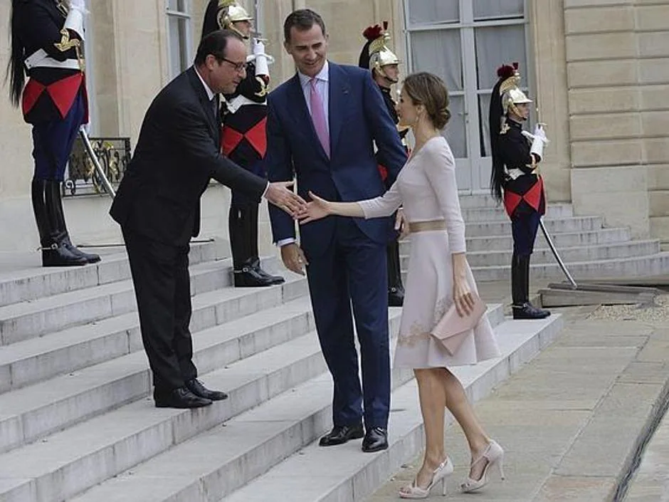 Doña Letizia saluda a Holland en presencia de Don Felipe durante su visita a Francia en 2014