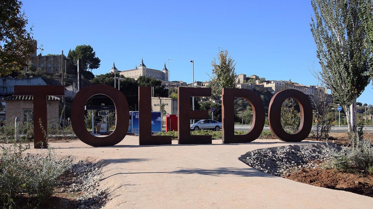 Letras que conforman la palabra «Toledo» con vistas al Casco