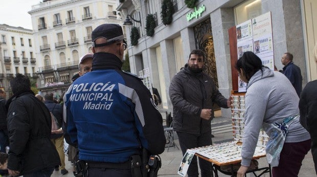 Los loteros ilegales toman la Puerta del Sol pese a la normativa de Carmena