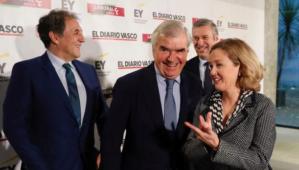 Calviño aboga por aprovechar el «robusto» crecimiento económico de España para reducir la deuda