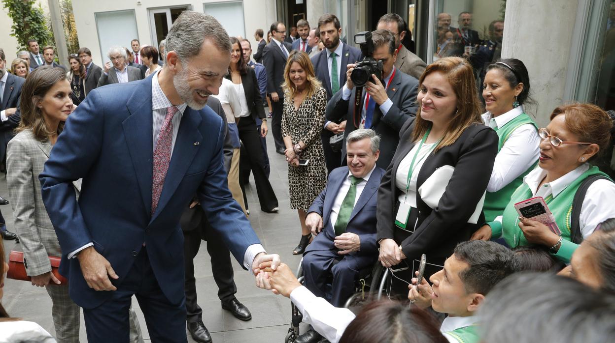 El rey Felipe VI y la reina Letizia, saludan a los participantes en la presentación del programa FUNDADES