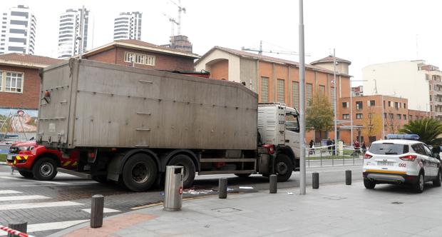 Muere una ciclista atropellada por un camión en Bilbao