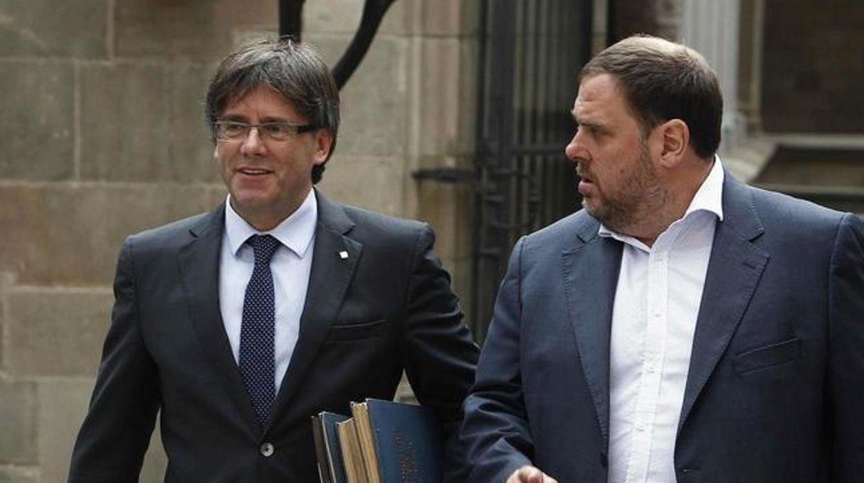 Carles Puigdemont y Oriol Junqueras en el Palau de la Generalitat