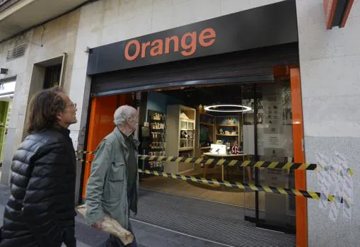 La tienda de Orange, precintada tras el asalto