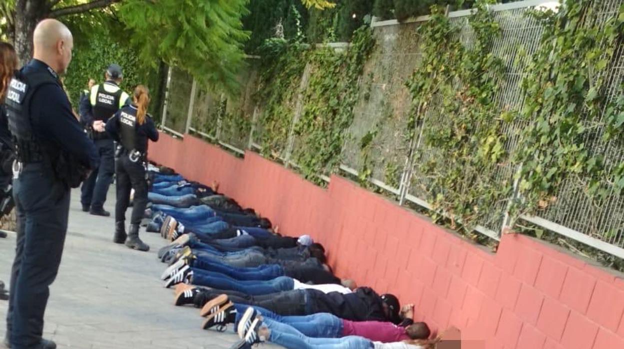 Imagen de la Policía Local actuando en la pelea de aficionados en Alicante difundida por Mas Alicante en Twitter