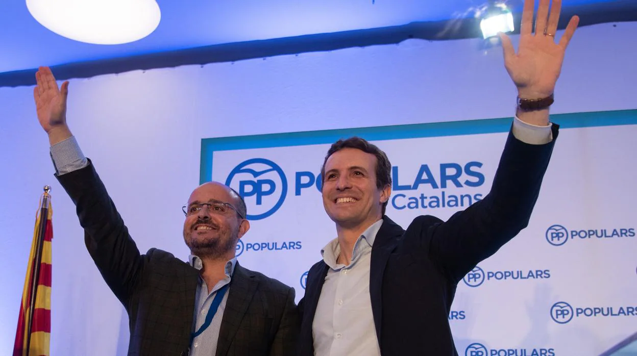 El líder del PP catalán y el presidente de los populares Pablo Casado