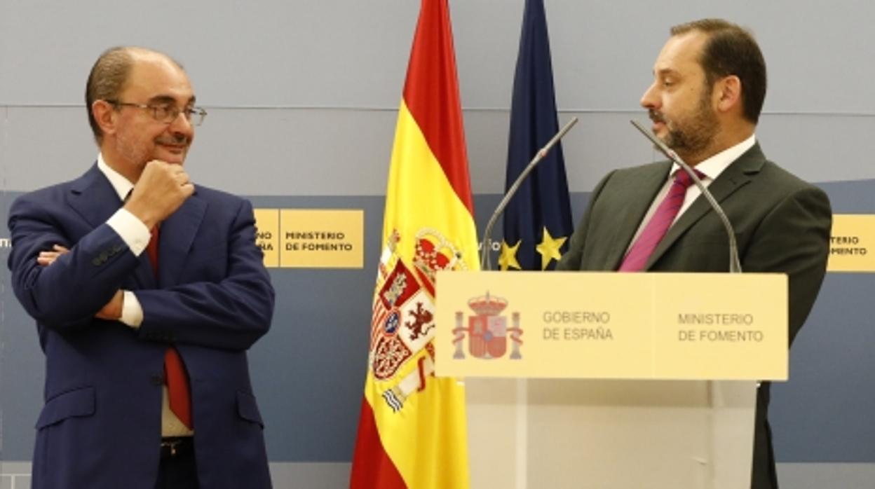 El ministro de Fomento, José Luis Ábalos (izquierda), junto al presidente aragonés, Javier Lambán