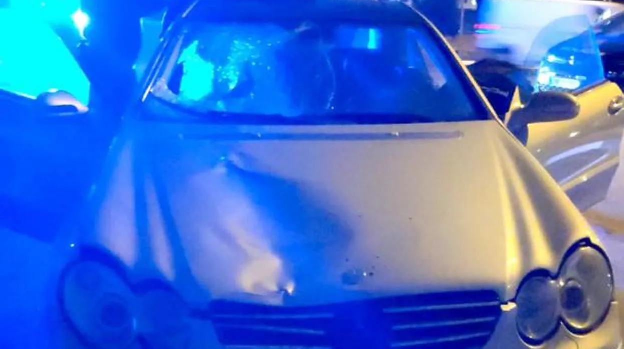 Imagen del coche del conductor que atropelló al operario en la madrugada del martes