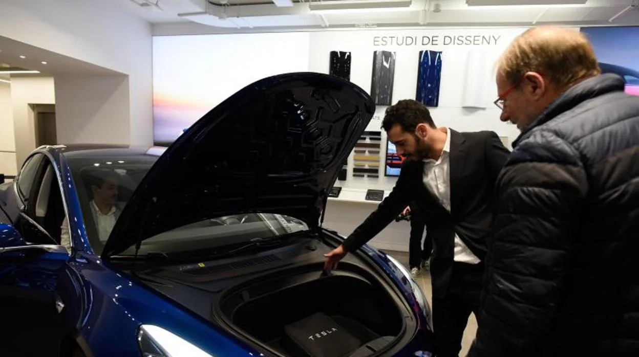 Tesla muestra por primera vez en España su Modelo 3, con el que quiere popularizar el coche eléctrico