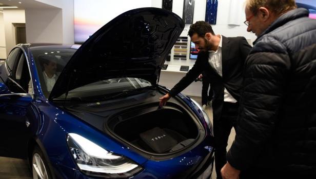 Tesla muestra por primera vez en España su Modelo 3, con el que quiere popularizar el coche eléctrico