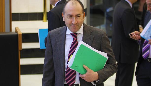 Una juez cita a dos altos cargos de Pedro Sánchez por una querella por malversación y prevaricación