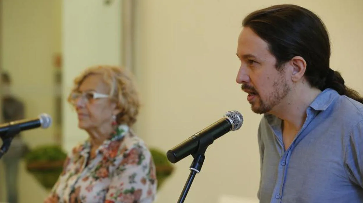 El líder de Podemos, Pablo Iglesias, y la alcaldesa Manuela Carmena, en un acto público