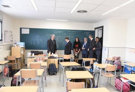 García -Page, junto al alcalde de Illescas, en un aula del colegio «Libertad»
