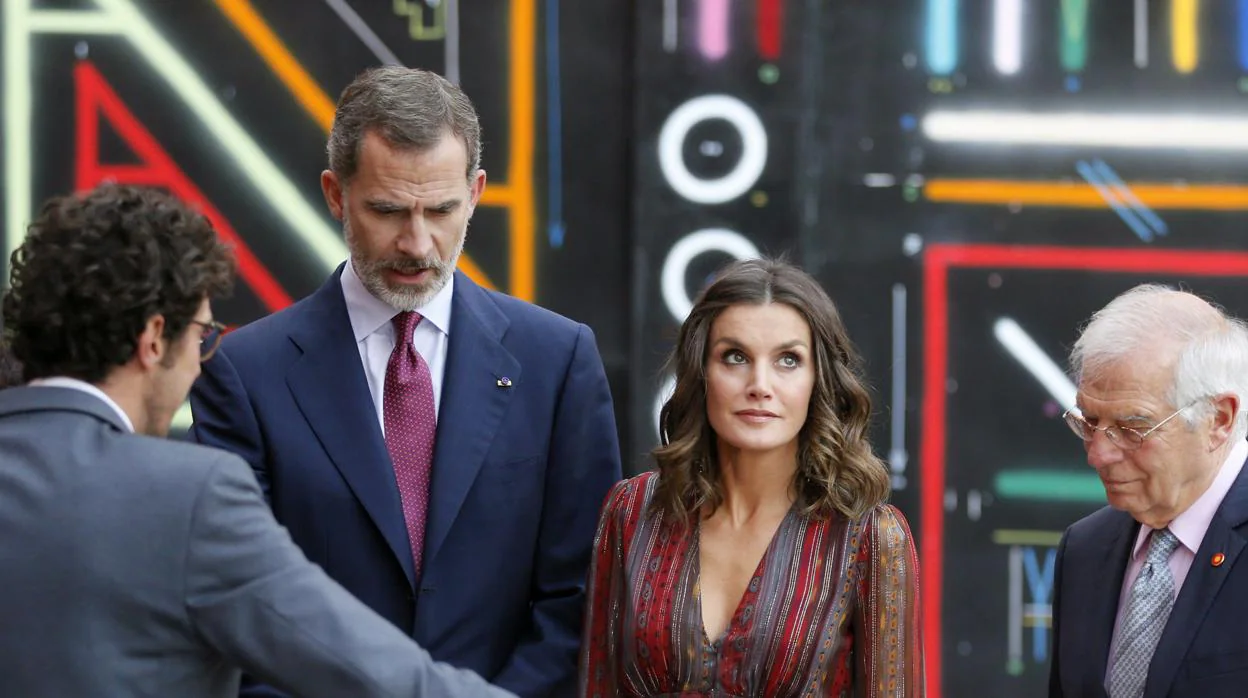 El rey Felipe VI y la reina Letizia observan la maqueta del Centro Cultural de España, en Lima (Perú)