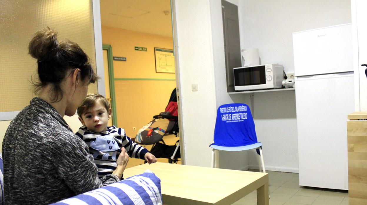 El pequeño Martin con su madre, Raquel, en la nueva sala