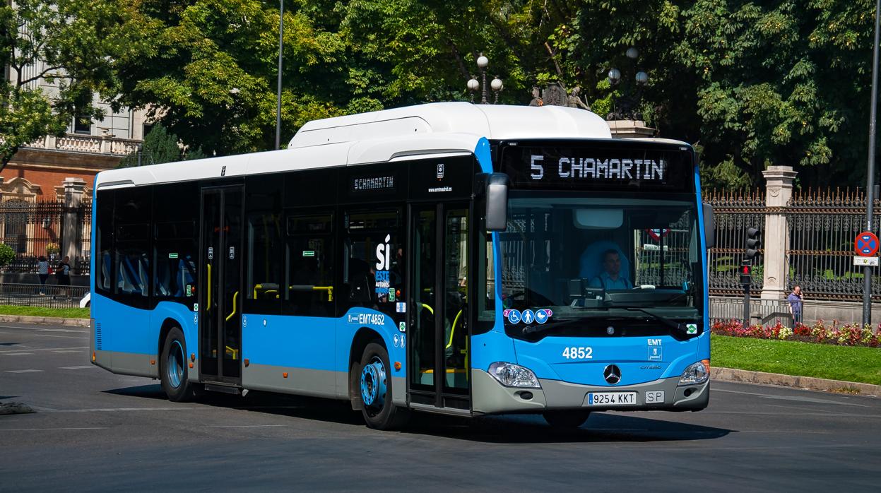 Autobús de la EMT circula por el centro de Madrid