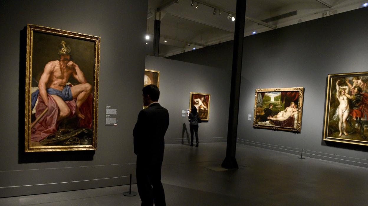 Un visitante observa «Marte», de Velázquez, en Caixaforum