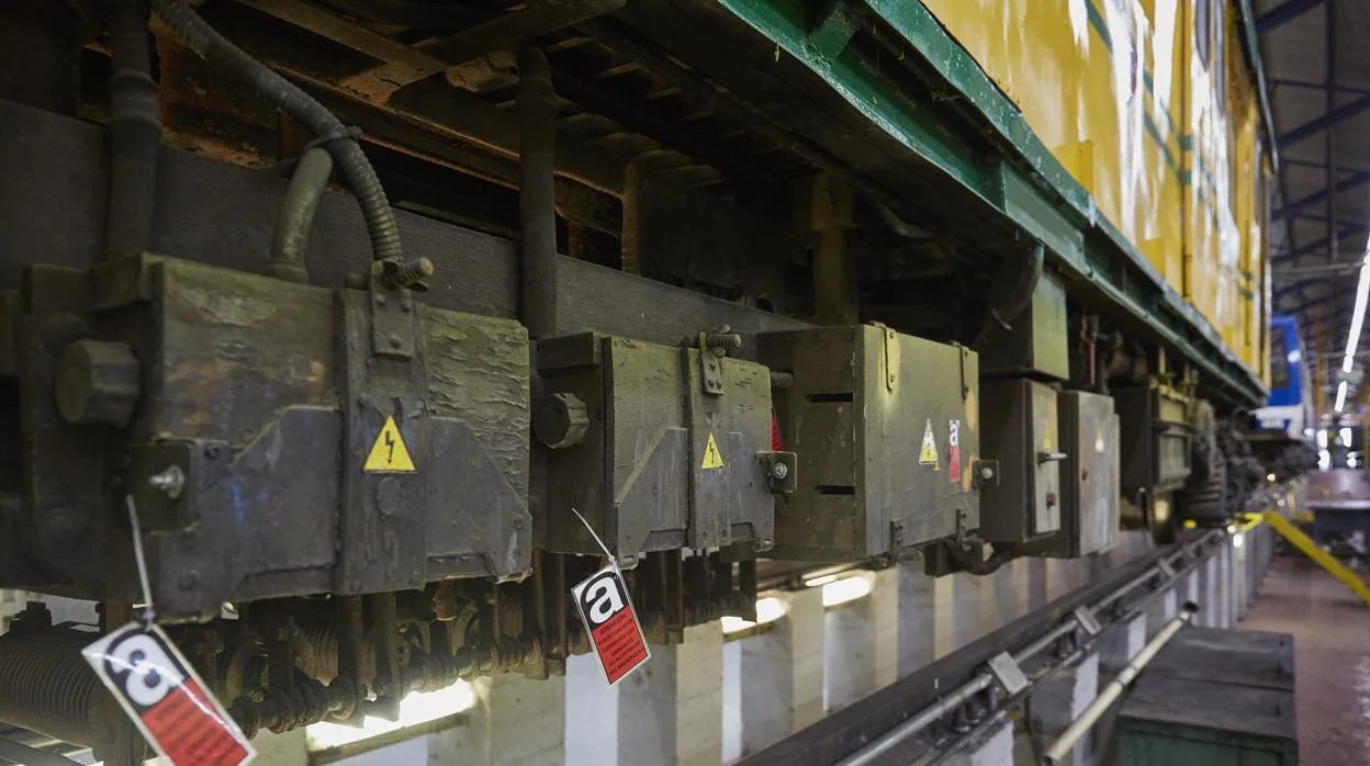 Un tren de Metro, con varias piezas señaladas por contener amianto, en los talleres de la compañía