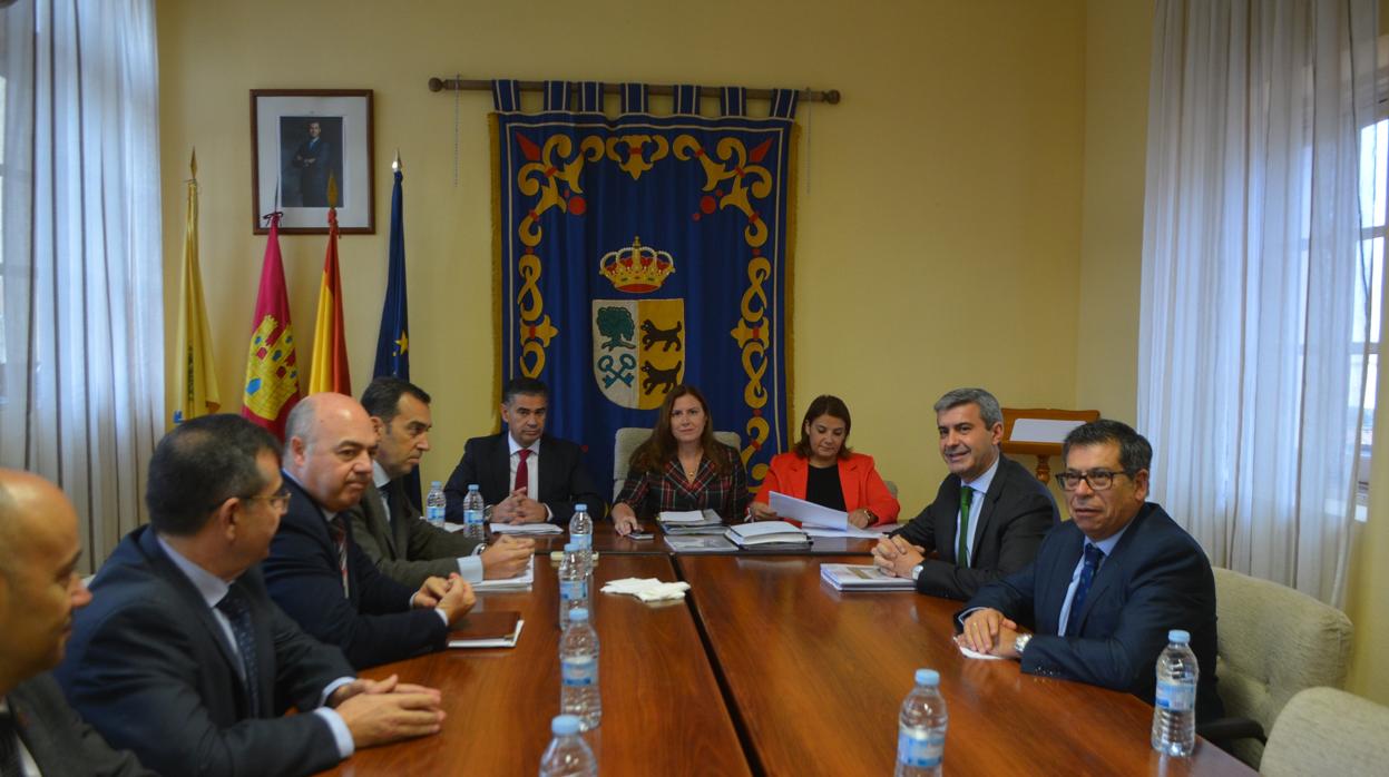 Un momento de la reunión celebrada en el Ayuntamiento de Cebolla