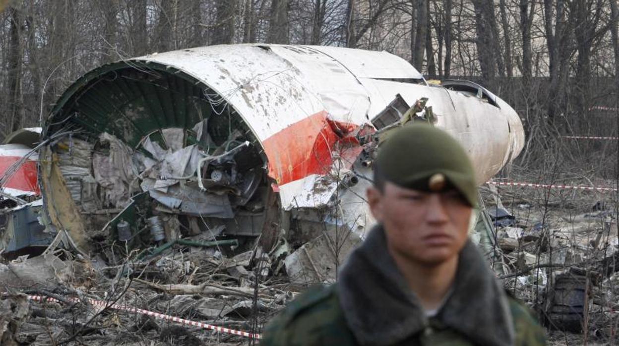 Un militar ruso custodia los restos del avión polaco siniestrado en 2010