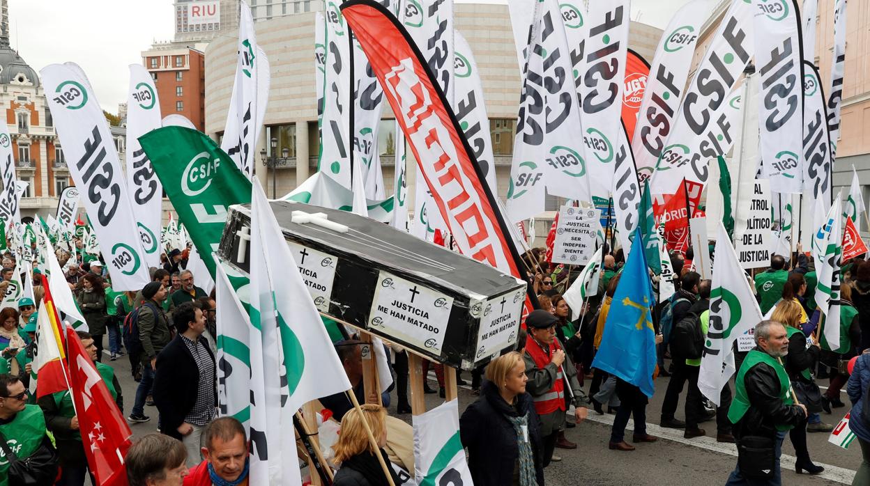 manifestación celebrada hoy en Madrid por funcionarios de Justicia frente al edificio del Senado