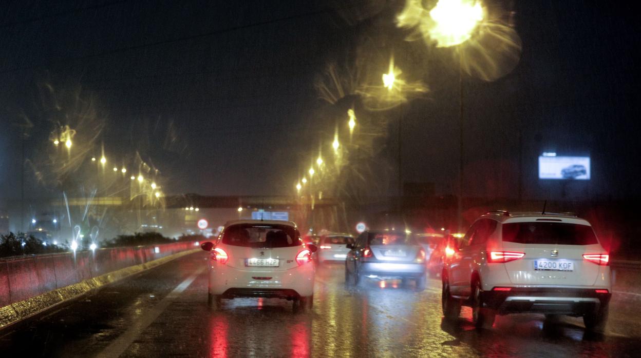 Imagen de la entrada a la ciudad de Valencia por la autovía A-3 este viernes, donde la intensa lluvia ha generado numerosos problemas