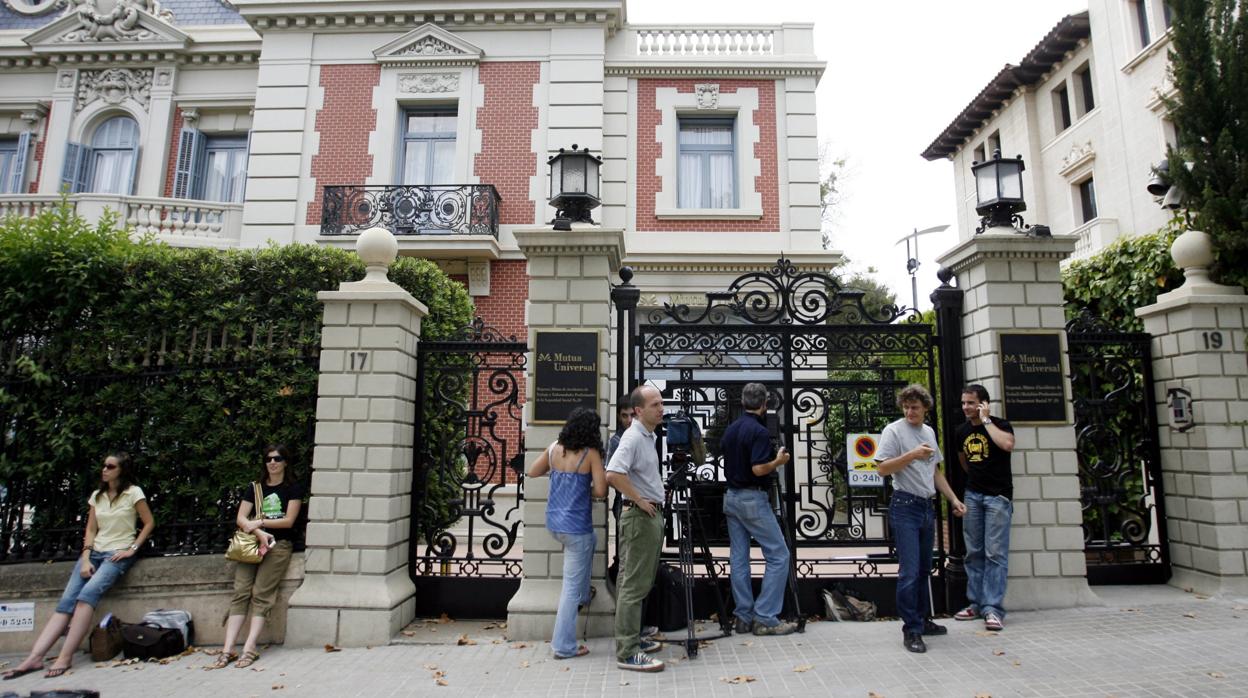 Periodistas ante la sede de Mutua Universal en Barcelona, durante un registro policial en agosto de 2007