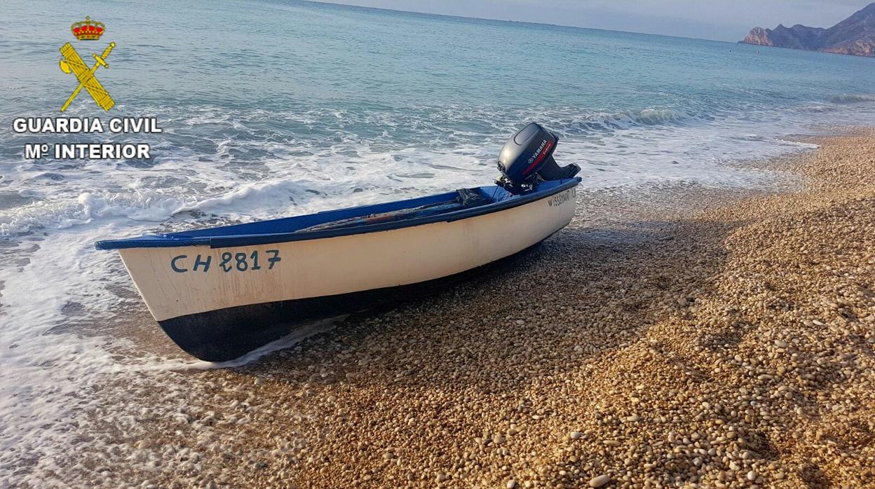 Imagen de archivo de una patera en una playa de Alicante